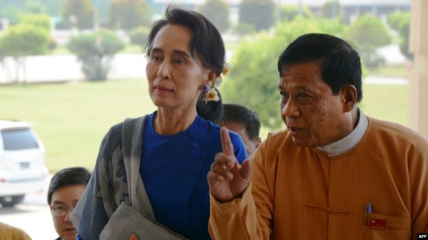 FILE - Myanmar democracy icon Aung San Suu Kyi (L) is escorted by Natio<em></em>nal League for Democracy (NLD) senior leader and lawmaker Zaw Myint Maung (R) as she arrives at the parliament in Naypyidaw, March 1, 2016. 