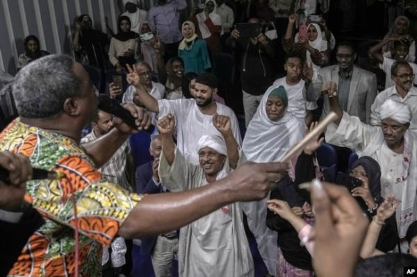 Sudanese Camirata group founder Dafallah el-Hag performs during a show at the Russian culture center in Cairo, Sept. 15, 2024.