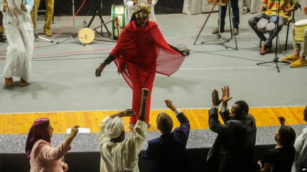 Sudanese Camirata troupe dancer Hoda Othman, performs a dance from Central Sudan, "Al-Arda," at the Russian culture center in Cairo, Sept. 15, 2024.