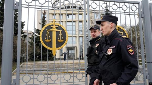 FILE - Police guard the Moscow City Court entrance in Moscow, April 17, 2023. Russian prosecutors have asked for a seven-year sentence for U.S. citizen Stephen Hubbard, who is accused of fighting as a mercenary in Ukraine against Russia, according to Russian news agencies.