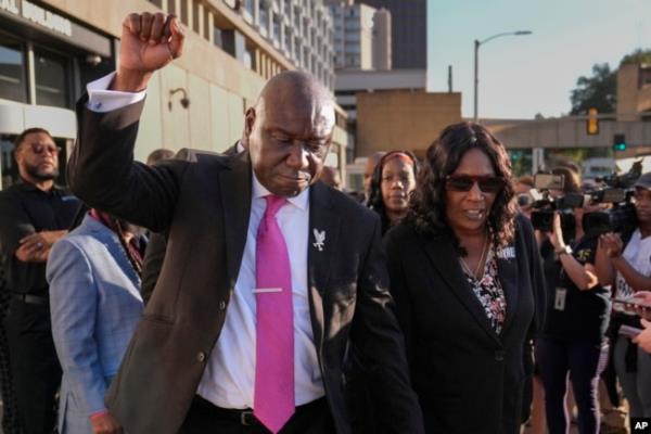 Attorney Ben Crump, left, and RowVaughn Wells, mother of Tyre Nichols, leave the courthouse after three former Memphis police officers were co<em></em>nvicted of witness tampering charges in the 2023 fatal beating of Tyre Nichols, Oct. 3, 2024, in Memphis, Tenn.