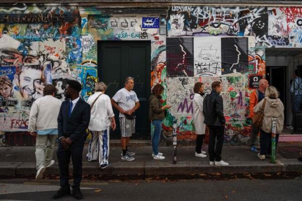 Visitors stand in front of the Maison Gainsbourg, the home of French singer, so<em></em>ngwriter and actor Serge Gainsbourg, on the day of its opening to the public in Paris on September 20, 2023.