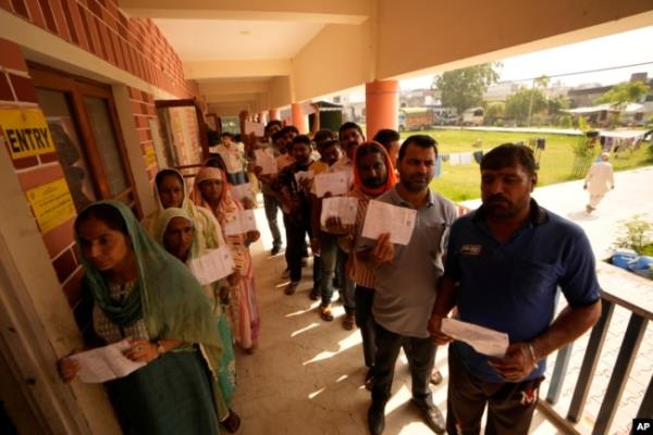 Pakistani Hindu refugees, officially called West Pakistan refugees, who are voting for the first time in any regio<em></em>nal election since their migration in 1947, queue up to vote at a polling booth in Ranbir Singh Pura, Jammu and Kashmir, India, Oct.1, 2024.