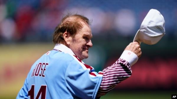 FILE - Former Philadelphia Phillies player Pete Rose tips his hat to fans during an alumni day, Aug. 7, 2022, in Philadelphia.