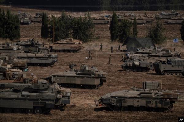 Israeli soldiers work on tanks and armoured perso<em></em>nnel carriers (APC) in northern Israel, Sept. 30, 2024.