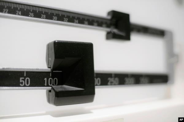 FILE - This photo shows a closeup of a beam scale in New York, April 3, 2018. Women were nearly twice as likely as men to report severe obesity, according to a 2021-2023 survey of a<em></em>bout 6,000 people.