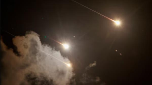 Projectiles are seen in the sky after Iran fired a salvo of ballistic missiles, amid cross-border hostilities between Hezbollah and Israel, as seen from Tel Aviv, Israel, October 1, 2024. Photo: REUTERS/Ammar Awad