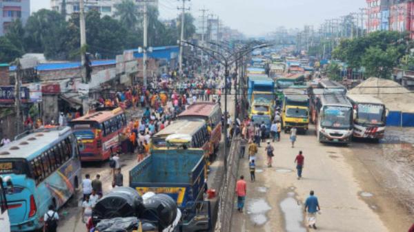 Workers block road in Baipail, Ashulia, on 1 October 2024. Photo: Collected