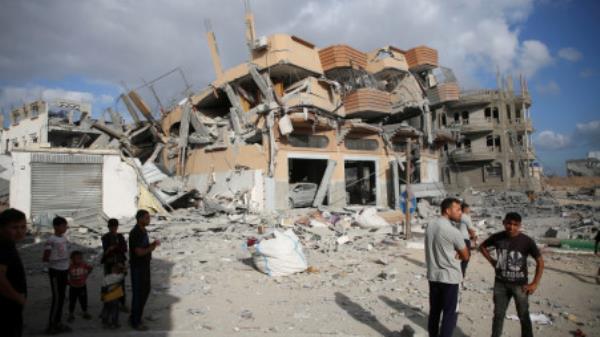 Palestinians inspect the site of Israeli strikes on houses, amid the Israel-Hamas conflict, in Khan Younis in the southern Gaza Strip, October 2, 2024. REUTERS/Hatem Khaled

