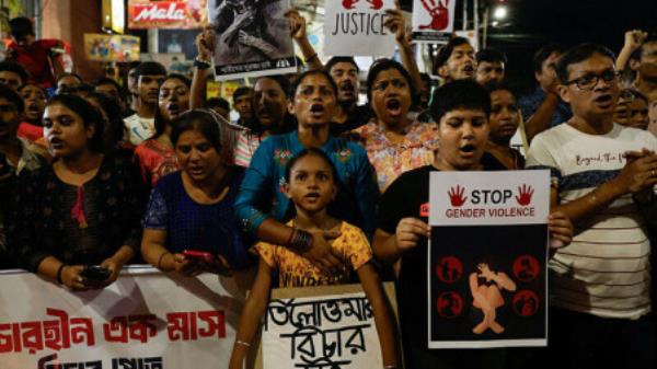 People chant slogans as they participate in a protest co<em></em>ndemning and marking one mo<em></em>nth since the rape and murder of a trainee medic at a government-run hospital in Kolkata, India on 8 September. Photo: Reuters