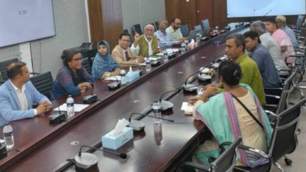 Debapriya at a meeting with labour leaders today (30 September) in the Planning Commission. Photo: Saif Uddin/TBS