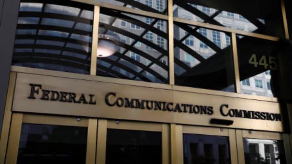 Signage is seen at the headquarters of the Federal Communications Commission in Washington, D.C., US, August 29, 2020. Photo: REUTERS/Andrew Kelly/File Photo