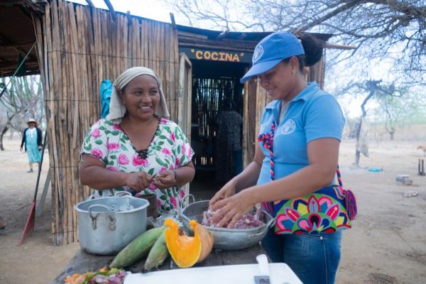 An UN cooking technician works with a Wayúu community in La Guajira, Colombia, demo<em></em>nstrating how to prepare new recipes with the new ingredients they are now able to grow.