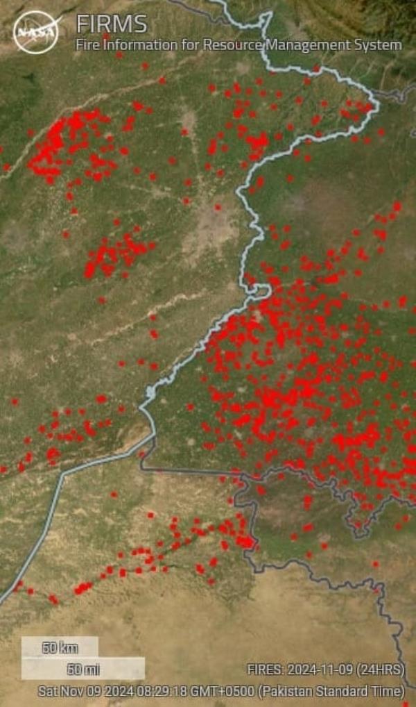 Stubble burning in India and Pakistan. The blue line is the border between the two countries. Pakistan (left) and India (on the right).