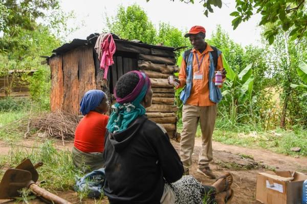 Julius, a Community Drug Distributor (CDD), educates two women a<em></em>bout trachoma and encourages them to take the treatment during a Mass Drug Administration (MDA) in Kajaido, near the Kenyan-Tanzania border. Credit:Sightsavers/Samuel Otieno/