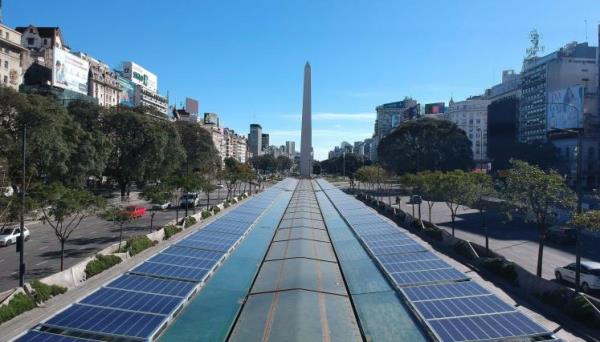 Rows of solar panels on the roofs of Metrobús stations in Buenos Aires, Argentina. Credit: Caba