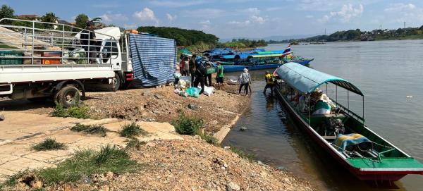 Goods being loaded o<em></em>nto a boat in Lao People's Democratic Republic to be transported across the Mekong river to Thailand. (file)