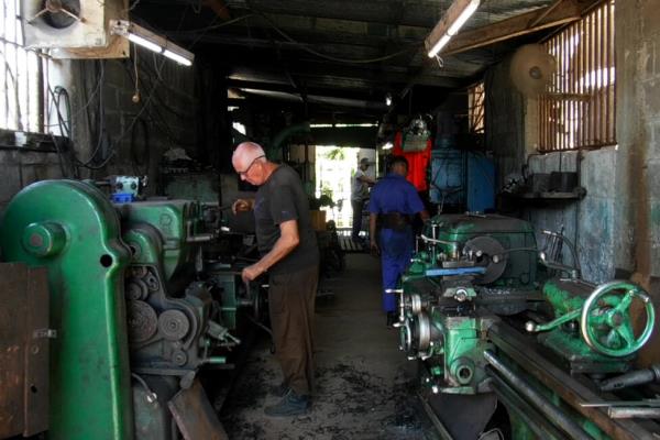 Workers inside a private lathe workshop in Havana's Patio El Triunfo, whose electricity supply comes from renewable sources. Credit: Jorge Luis Baños / IPS