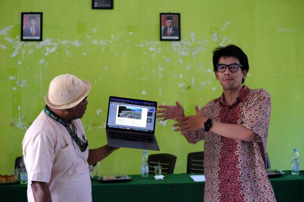 Village leaders in Indo<em></em>nesia testing STRIVE, a UNDP-backed AI tool