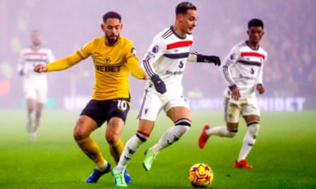 Antony of Manchester United playing against Matheus Cunha of Wolves