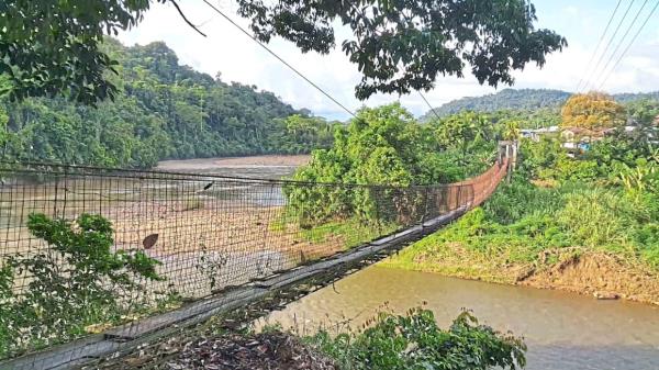 A hanging bridge at Sungai Linai in Lawas. — Filepic Stephen pic